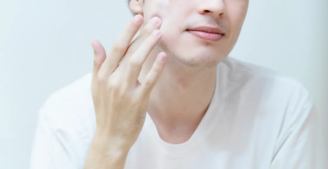 外用薬を治療のひとつとして取り入れています。身体の外側から働きかけることで、患者様のお悩みをより早く解決することを目的としています。外用薬のメリットは内服薬やサプリメントと異なり、ピンポイントで成分を行き届かせることができる点です。医師にお気軽にご相談ください。